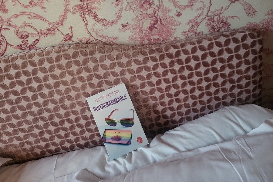 livre instagrammable couverture sur lit
